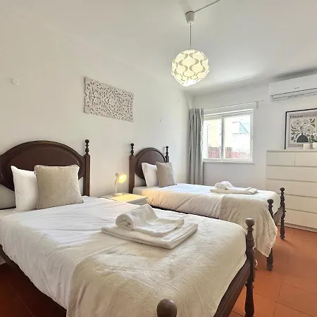 15 Min Away! - Rustic With Ac And Wifi Apartment